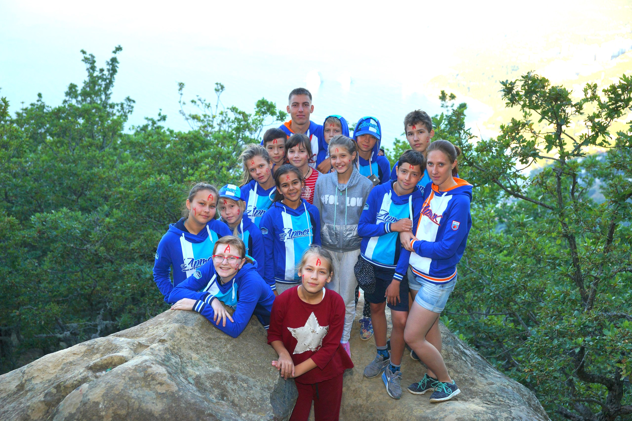 Посвящение в артековцы по традиции проходит на вершине горы Аю-Даг. Фото: пресс-центр МДЦ «Артек».