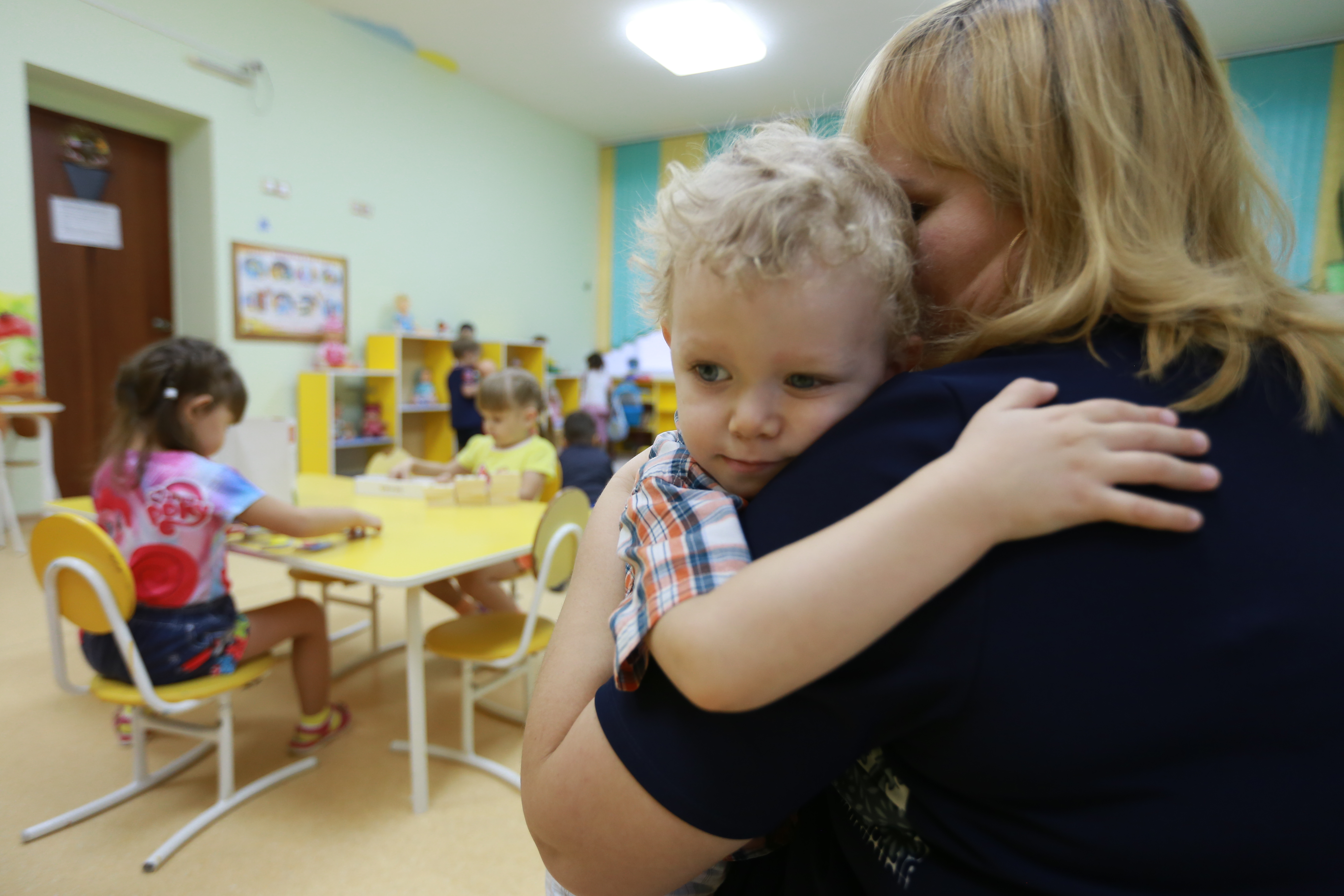 Воспитатель малолетнего. Воспитатель и дети в детском саду. Дети в садике. Воспитатель детского сада. Воспитатель с детьми.