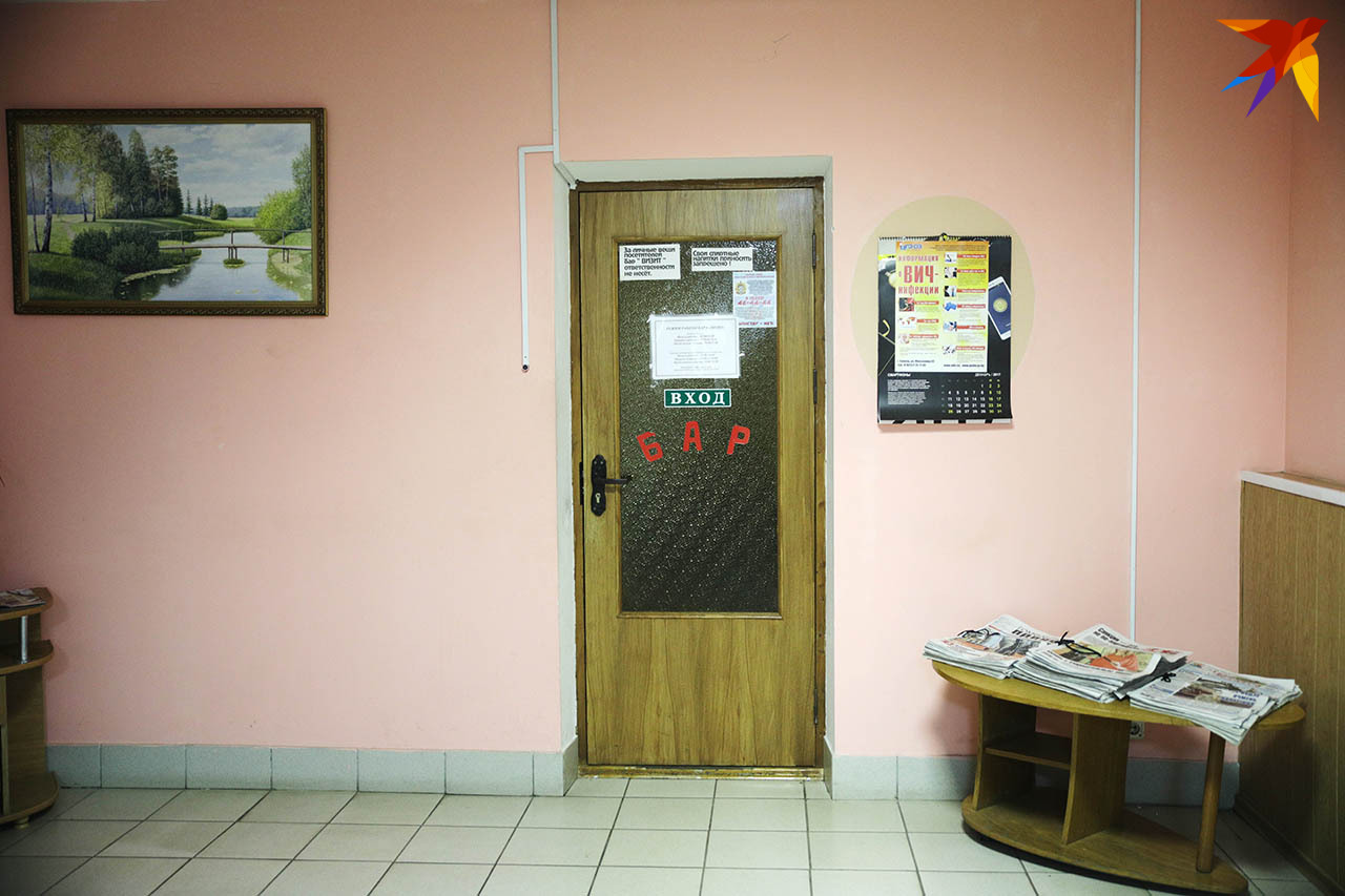 Многие предпочитают коротать вечера в баре.