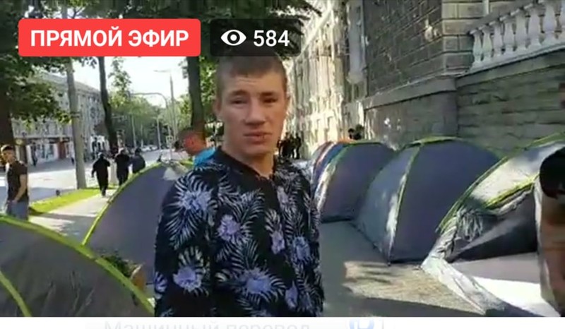 Воскресное утро в Кишиневе, здание МВД, палатки и поклонники.