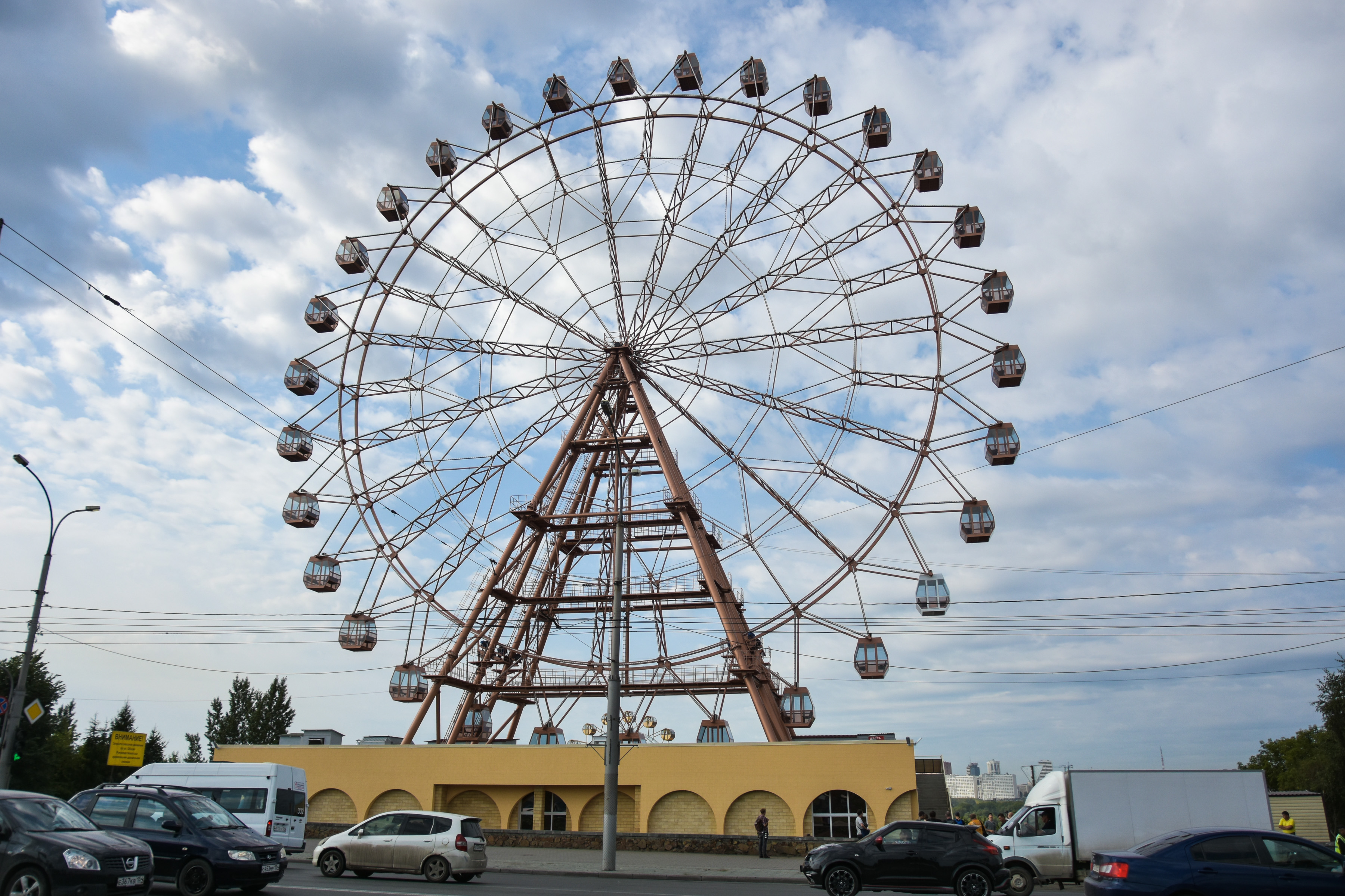 На аттракционе может прокатиться любой желающий в любое время года.