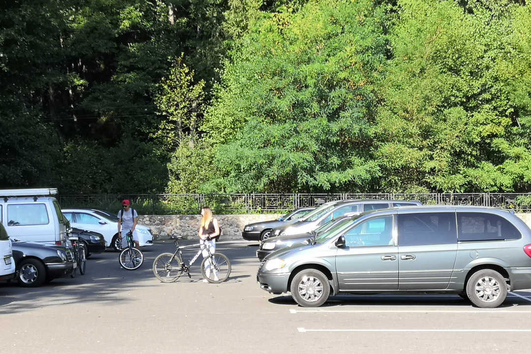 В выигрыше те, кто приезжает на своих машинах со своими велосипедами. Уедешь и приедешь, когда хочешь и на прокате сэкономишь.