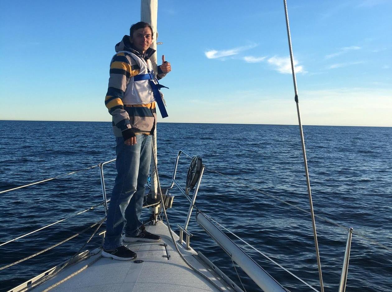 Алексей прошел обучение в яхтенной школе и имеет статус капитана