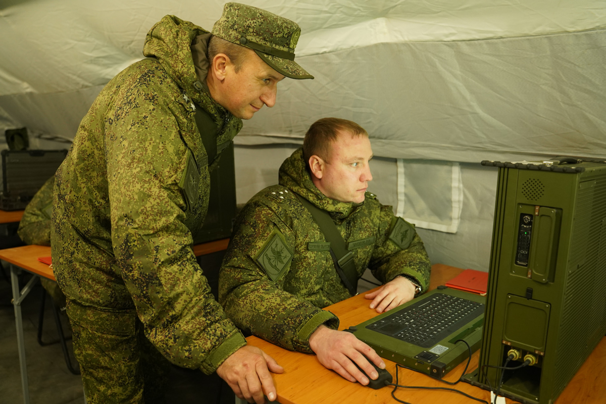 Самарский военно. Военный Связист. Радист в армии. Связист в армии. Военные Связисты кабельщики.