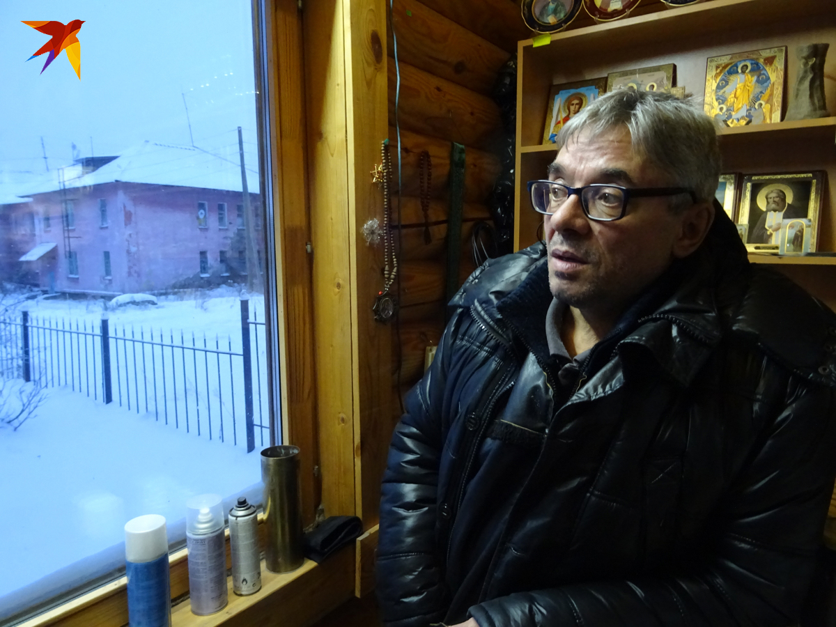 Звонарь Владимир Николаевич с грустью рассказывает, как на его глазах вымирает поселок Северный
