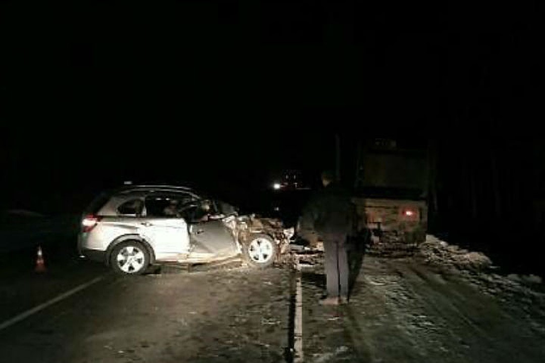 Легковушка мэра Тулуна неожиданно потеряла управление и врезалась в КАМАЗ. Фото: 
