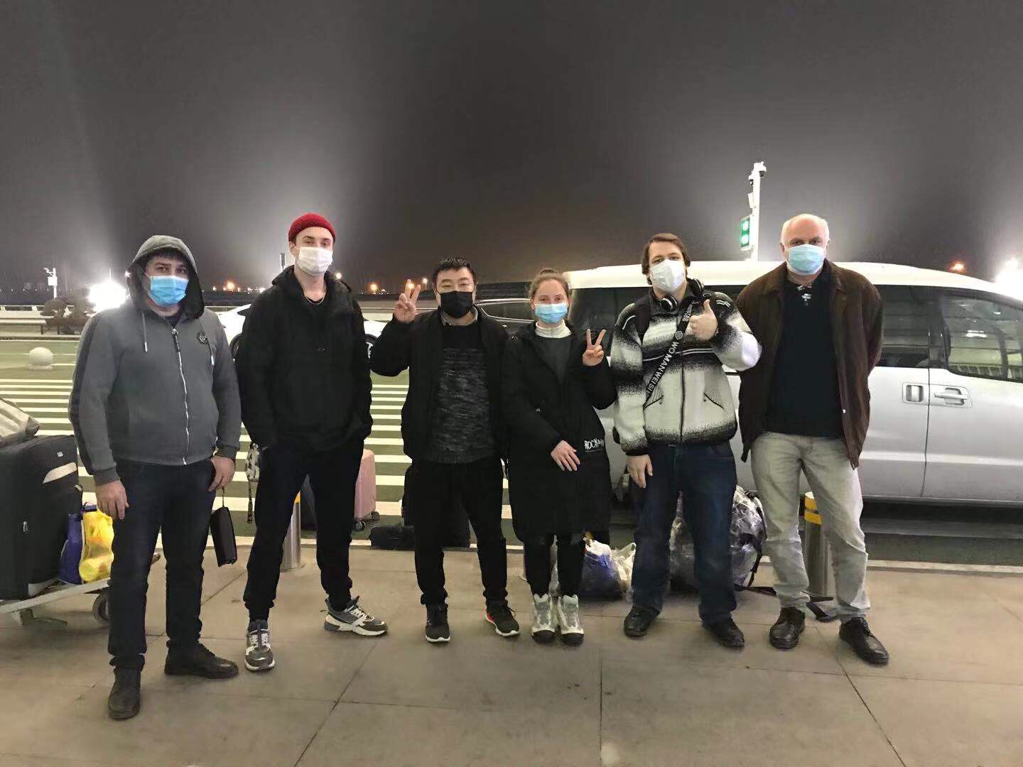 Ребят вывозят из Китая. Фото: Посольство России в Китае