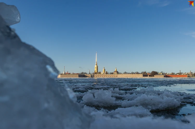 На Неве замечен весенний ледоход