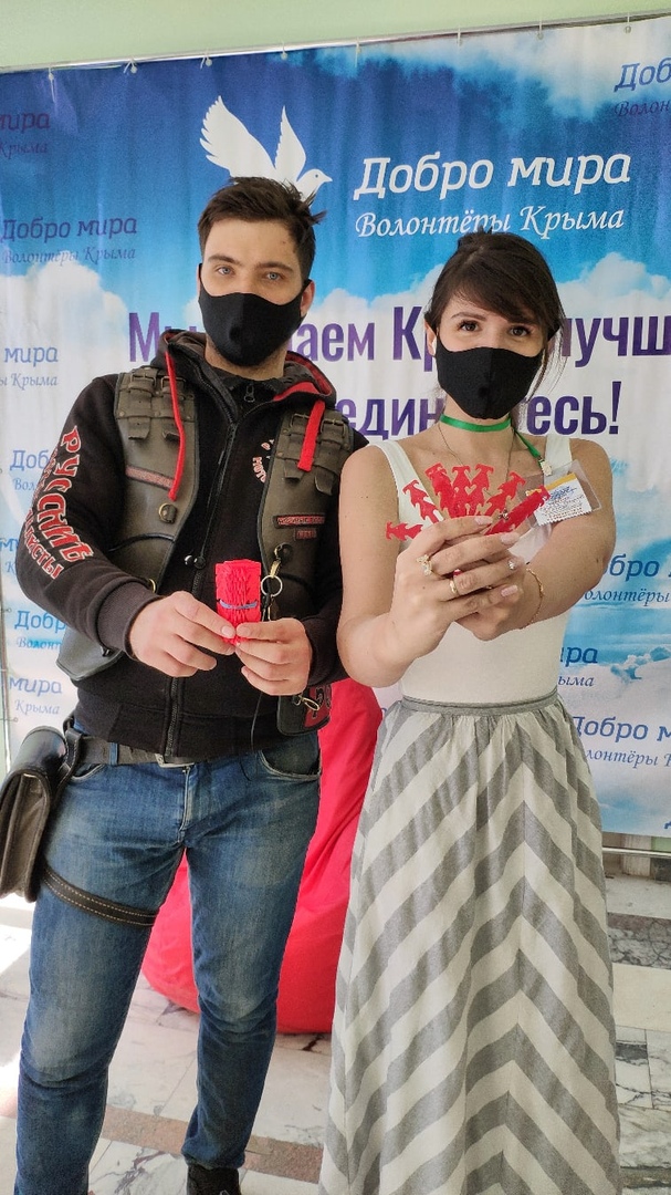 Вот такие приспособления облегчают ношение масок. Фото: "Добро мира - волонтеры Крыма"