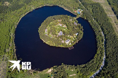 Луковому озеру больше десяти тысяч лет - в нем водятся окунь, плотва, карп, лещ, ротан и другая рыба.