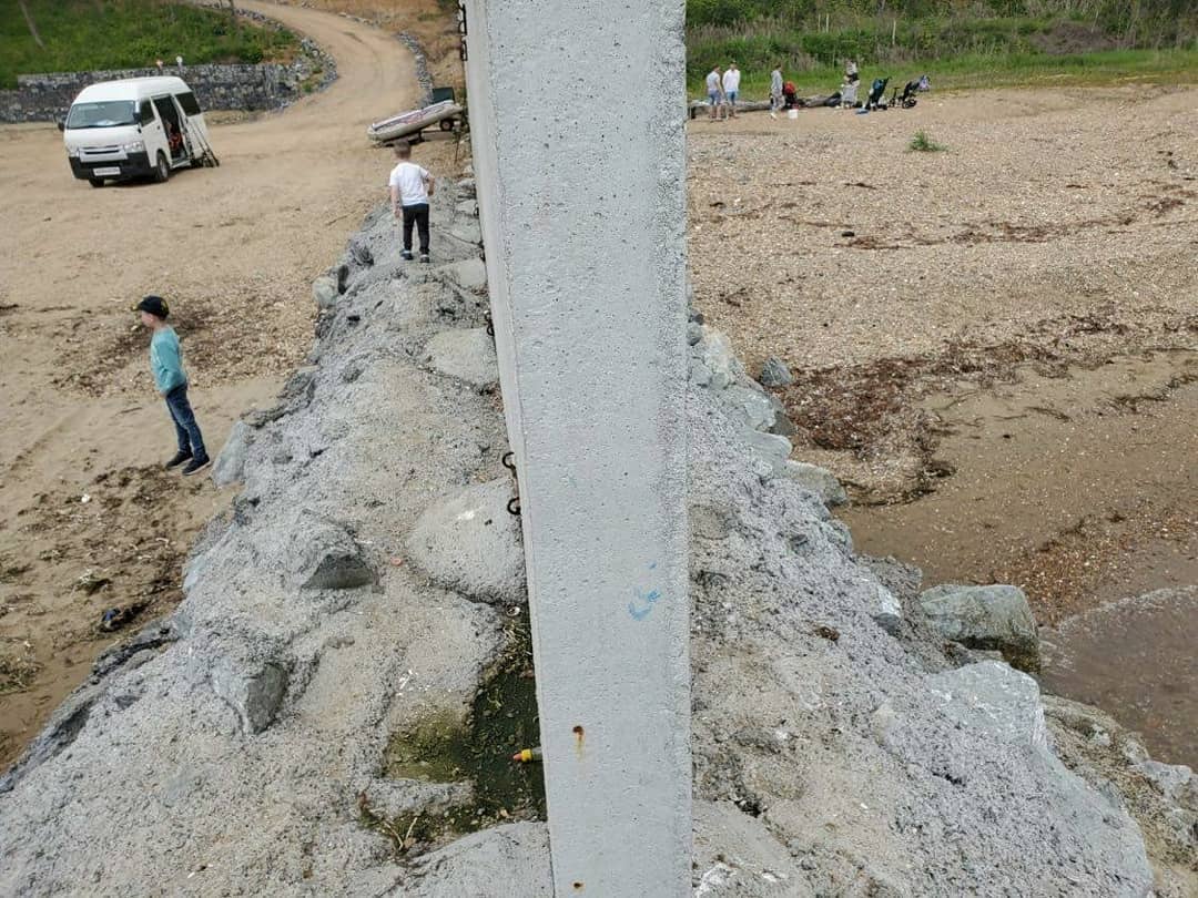 Ограждение на 6 метров заходит в акваторию. Фото: dps_vl125