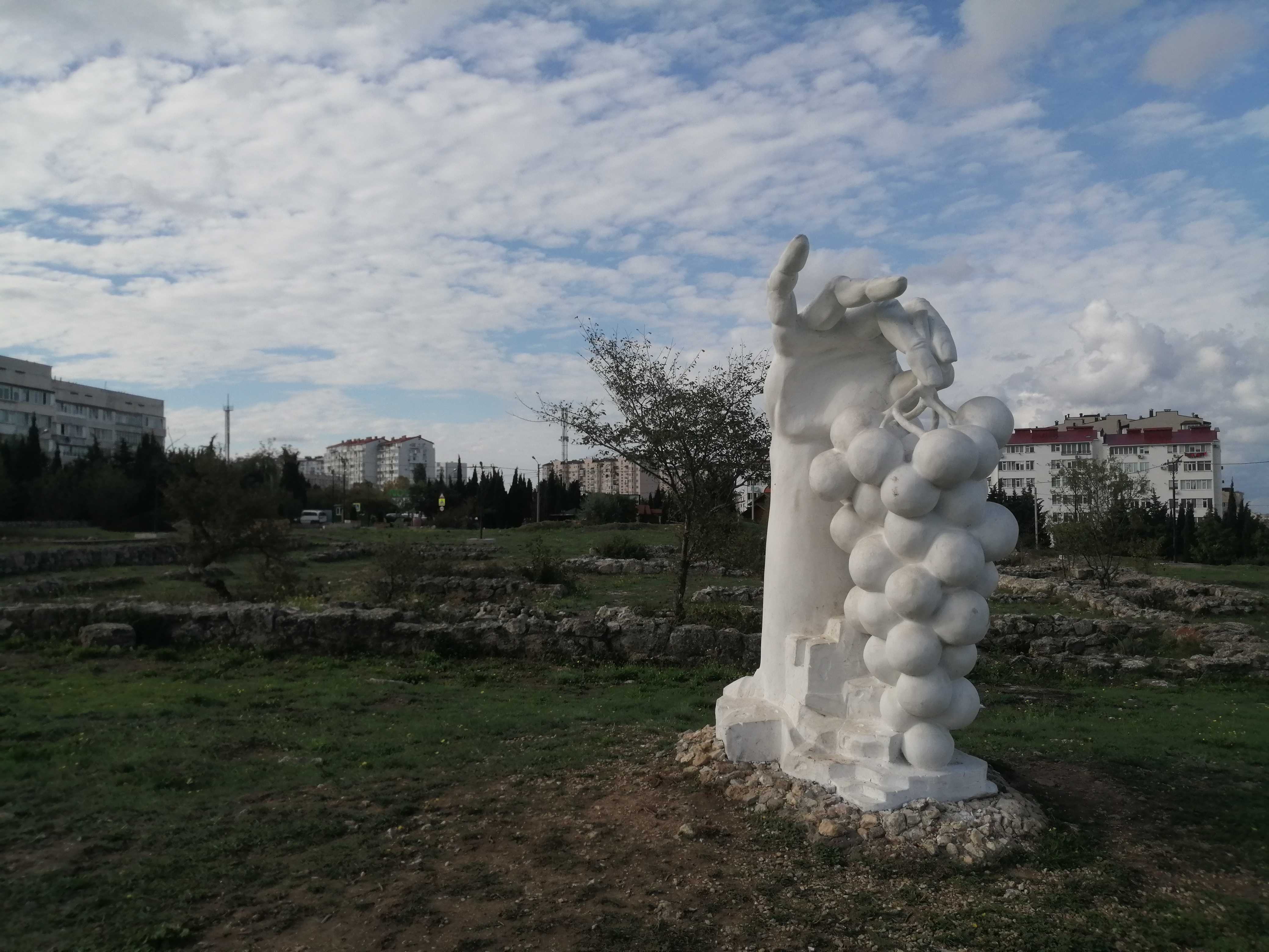 Одна из статуй: рука с виноградом. Фото: Фериде Аблякимова