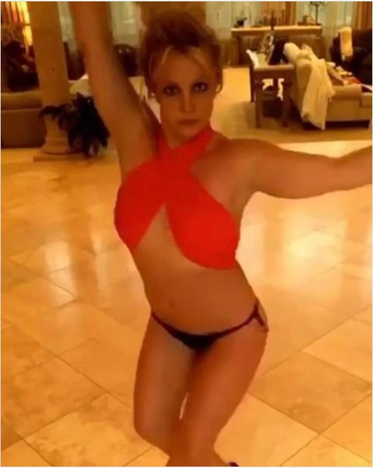 optnp.ru: Совсем? Бритни Спирс в нижнем белье устроила безумные танцы с ножами (ВИДЕО)