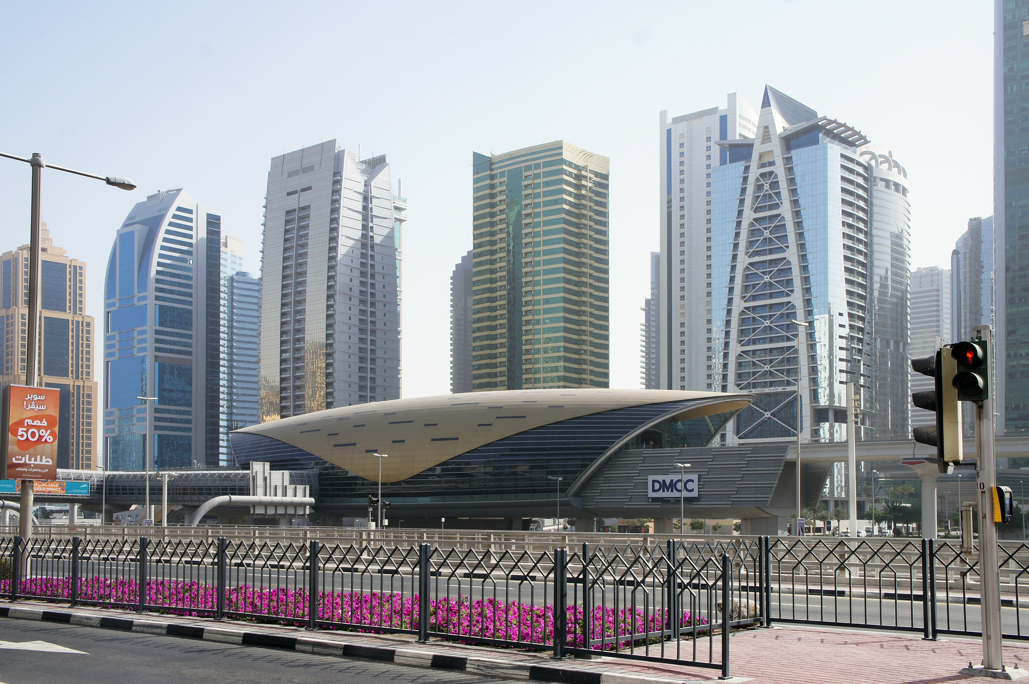 Невысокое золотистое здание — остановка метро. Все в одном стиле