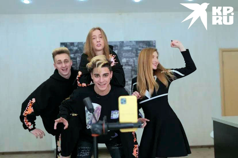 У них вообще два состояния: или снимают ролики, или залипают в телефонах.