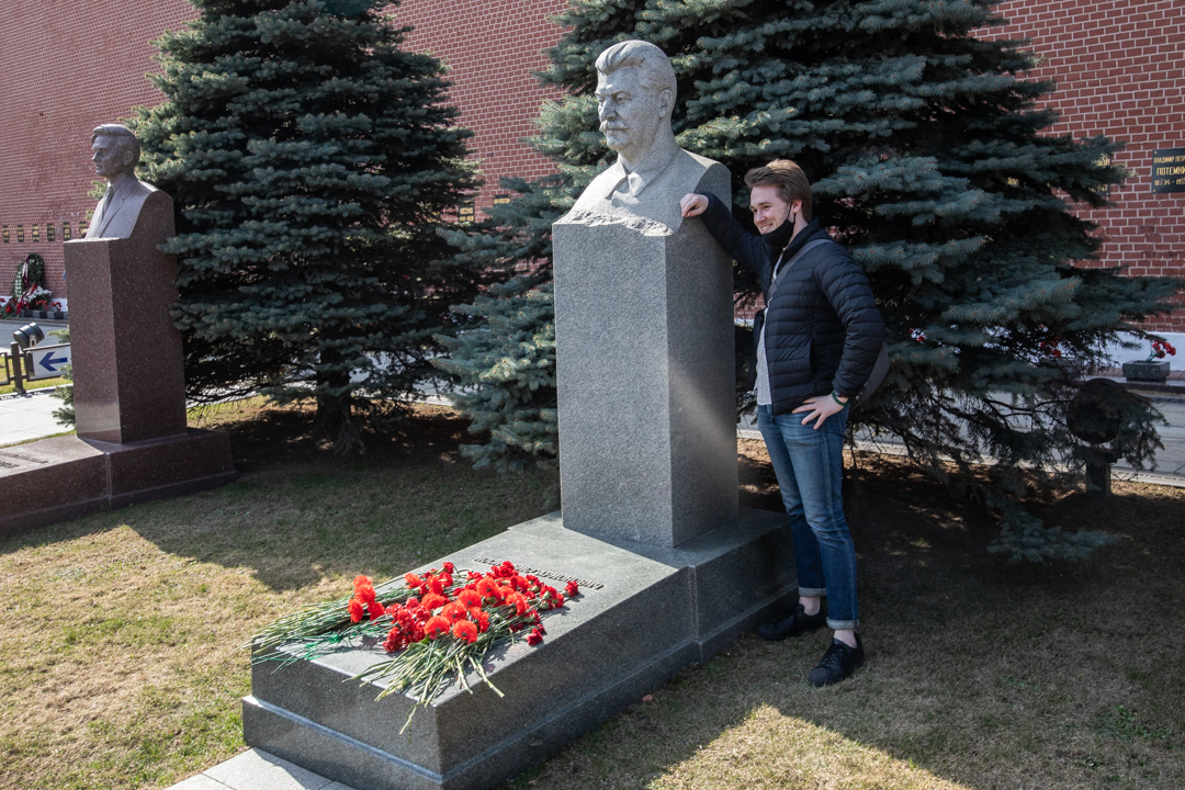 На могиле Иосифа Сталина больше всего живых цветов. У соседей по некрополю — искусственные