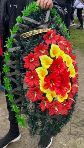Венки от родных и одноклассников.