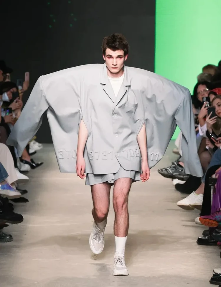 Мода не для слабонервных: парни в прозрачных лосинах, одеяла вместо курток  и клоунские рты - KP.RU