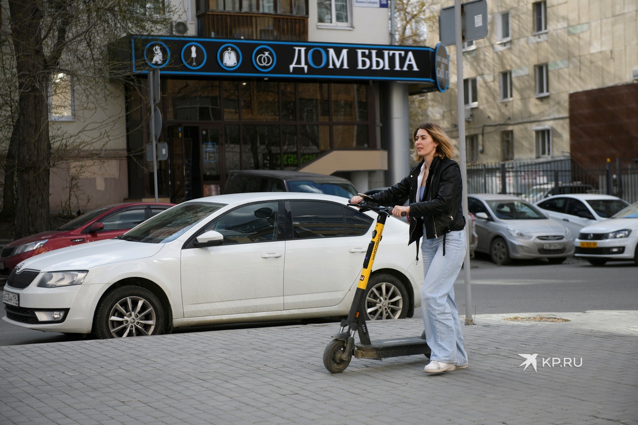 У желтых самокатов больше мощность и на них совсем не чувствуешь кочек.