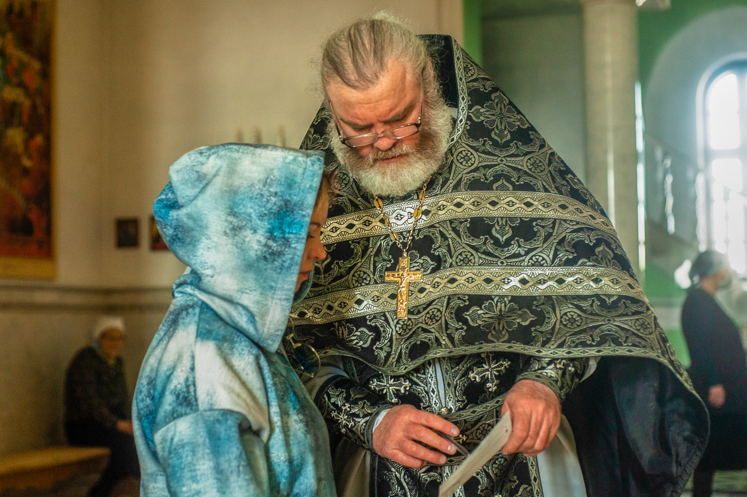 Отец Леонид общается с прихожанами не только лично, но и по телефону, через соцсети.