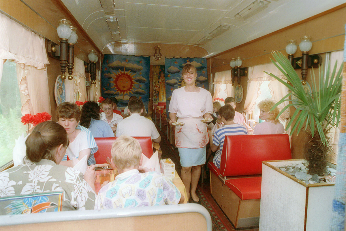 К 1960-м годам рестораны появились почти во всех поездах дальнего следования