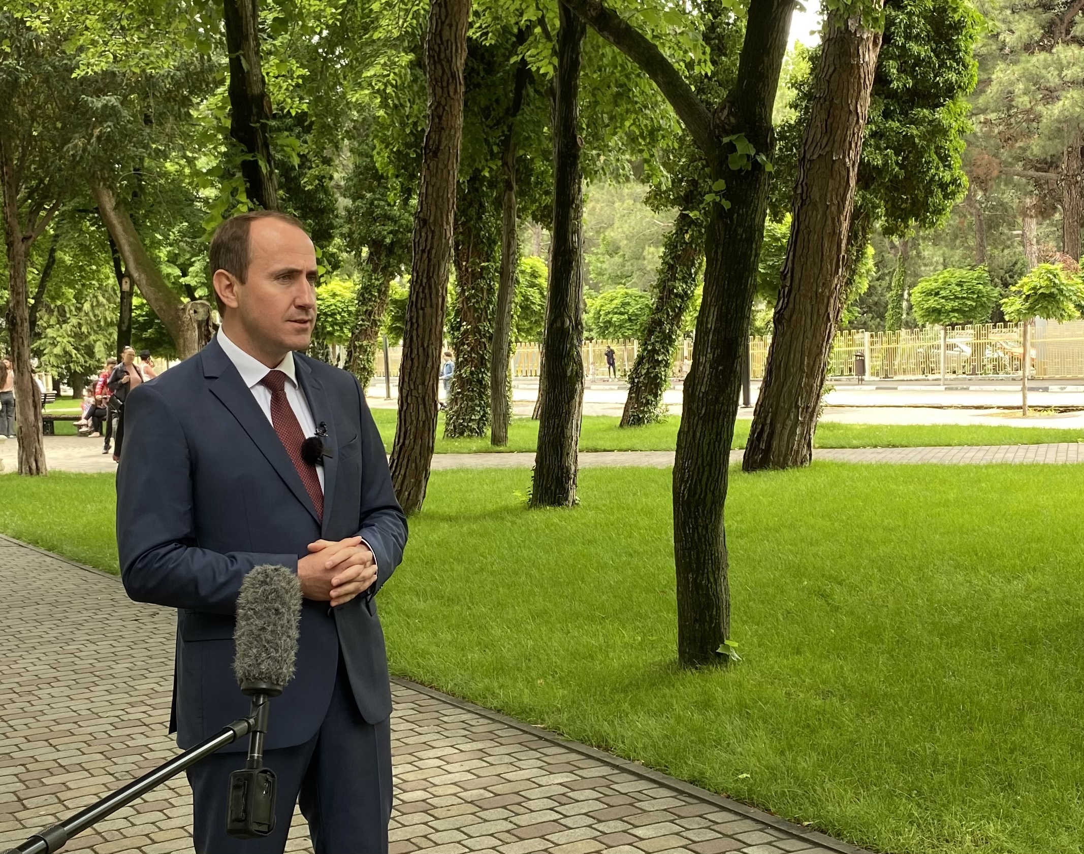 Мэр Геленджика Алексей Богодистов в Первомайском сквере Геленджика отвечает на вопросы журналистов