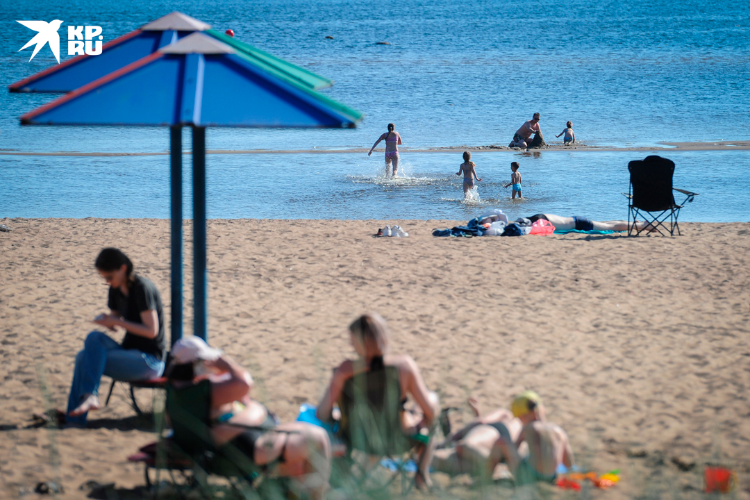 Изюминка пляжа — песчаные отмели и вид на Финский залив.