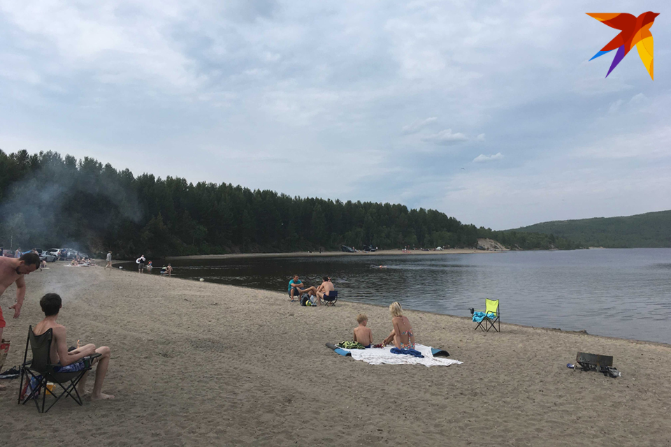 Пожалуй, самый знаменитый пляж Мурманской области находится на реке Ура рядом с трассой «Кола».