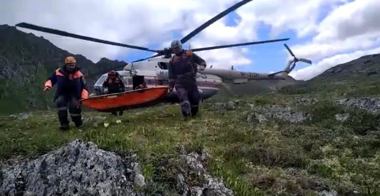 Спасатели эвакуировали туристов и вывезли тело погибшего из опасной зоны