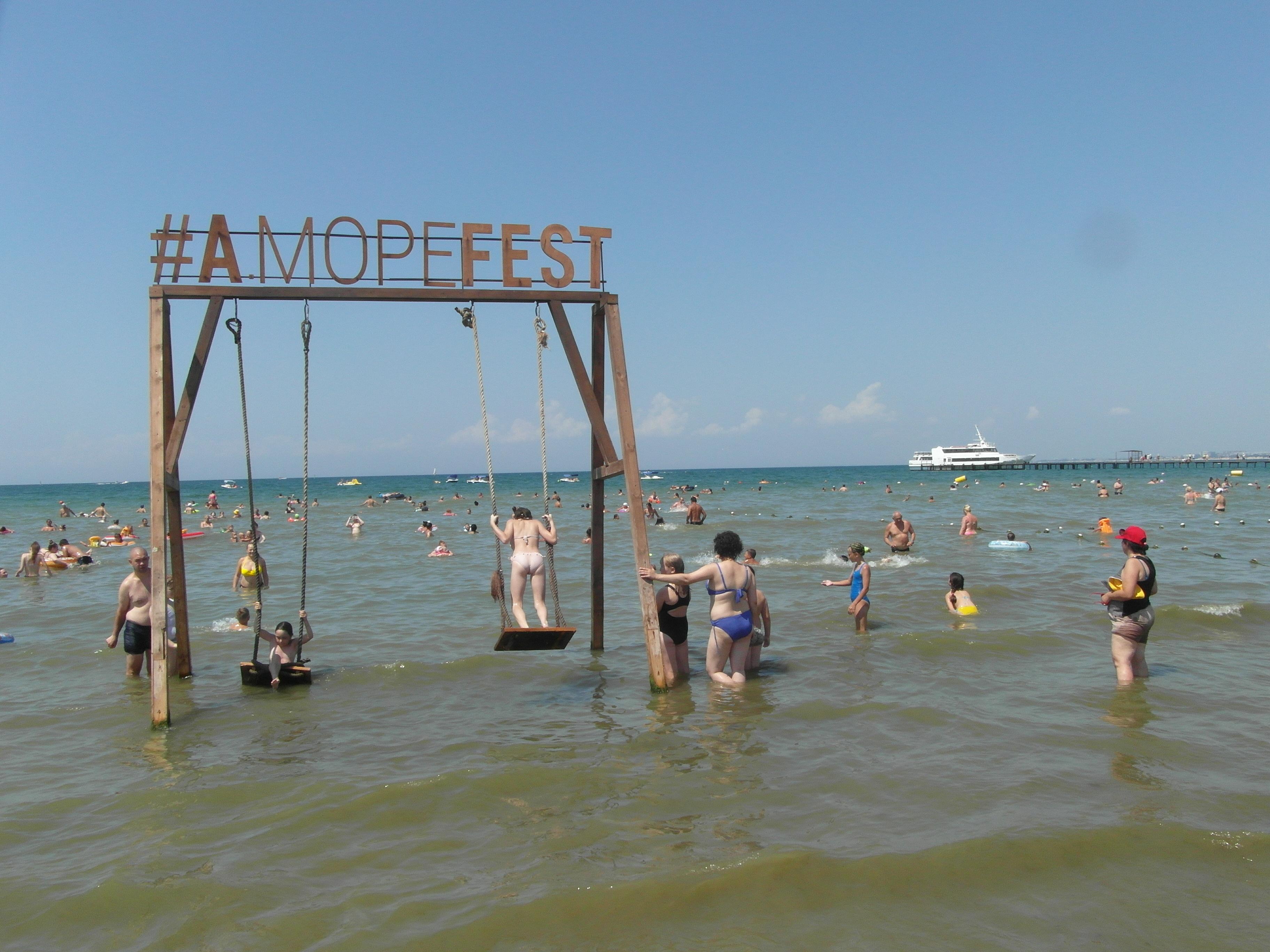 Погода южная, море теплое