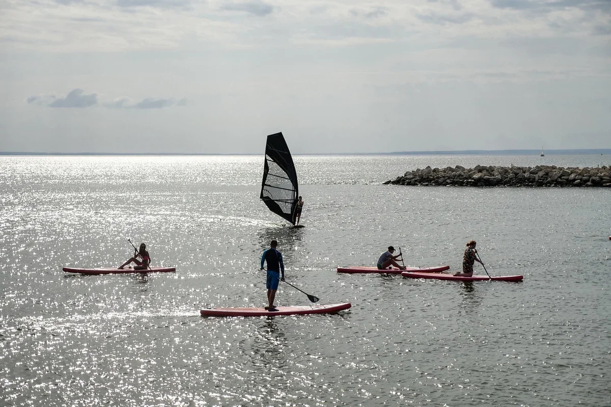Сапбордисты обычно катаются группами, и более опытные следят за новичками