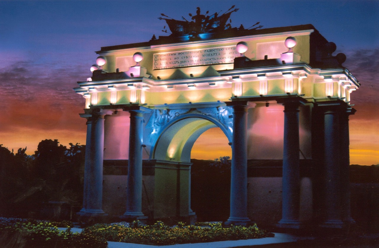 Арки освещаются ночью. Фото: администрация Новочеркасска.