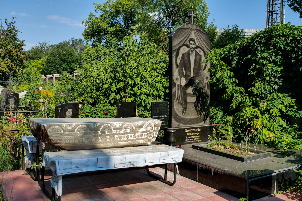 Памятники могут очень сильно отличаться по стоимости и исполнению