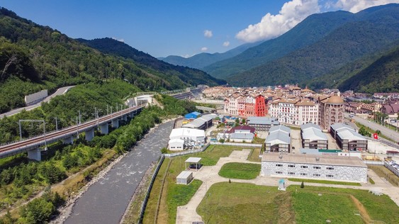 Эсто-Садок в горах Красной Поляны поход на европейский курорт. А еще 20 лет назад тут были покосившиеся дома