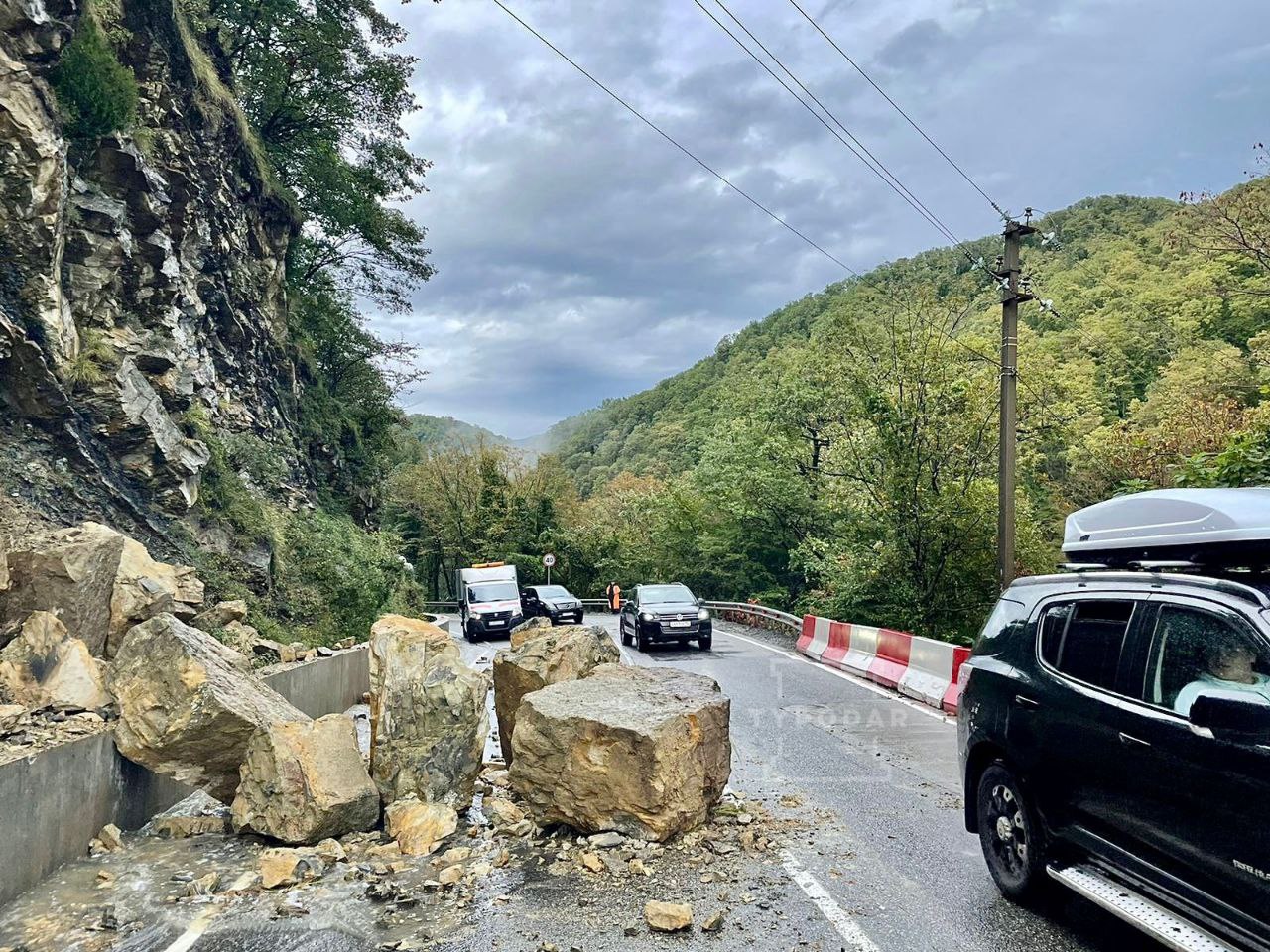 Камни убирают дорожники