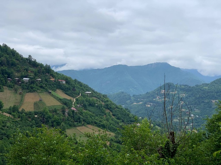 Их плюсов города - море и живописные горы. Фото: личный архив героев
