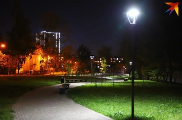 Вид из сквера на вечерний город