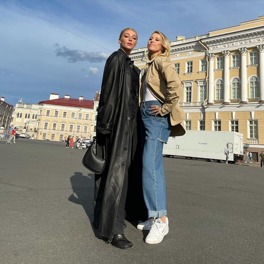 Модницы Анастасия Ивлеева и Ксения Собчак. Джинсы идеально подходят и под пальто, и под куртку-рубашку. Фото: Instagram.com