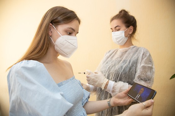 В Рязанской области должны быть привиты до 80% сотрудников определенных сфер.