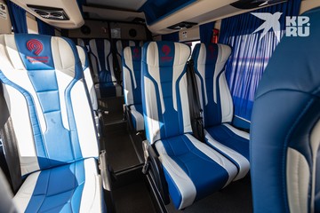 Салон микроавтобуса: есть USB-розетки, кондиционер, индивидуальные столики и телевизор. Правда, ТВ-панель не работает.