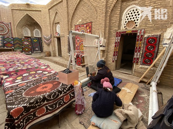 Старинное медресе (религиозное учебное заведение). В настоящее время - это магазин-фабрика ковров ручной работы.