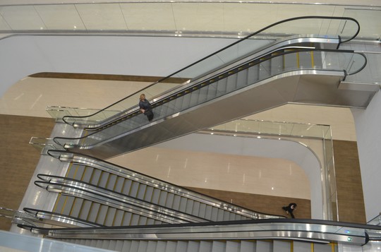 Здесь есть как лифты, так и эскалаторы.