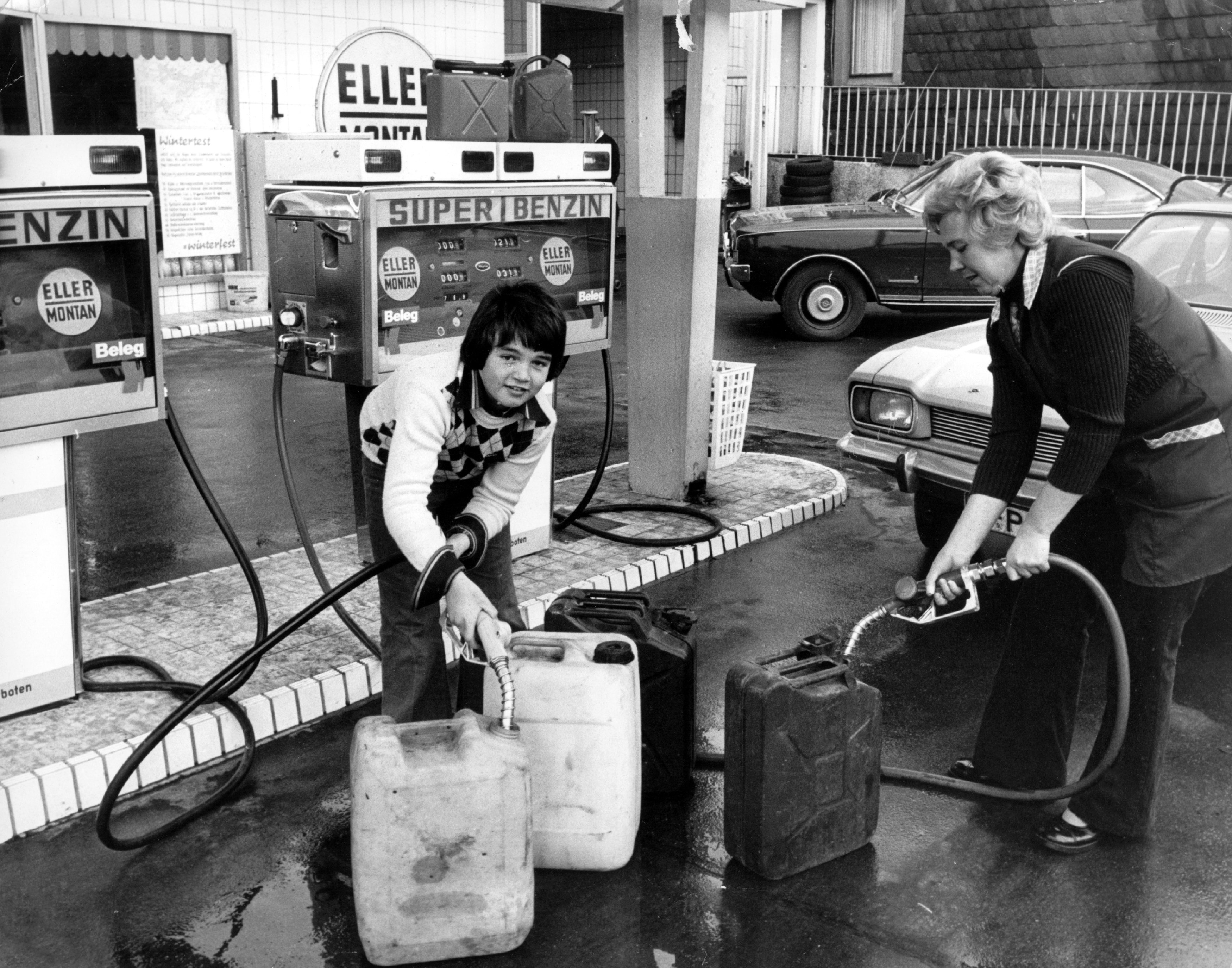 7 ноября 1973 года из-за топливного кризиса водителей попросили воздержаться от панической покупки бензина.