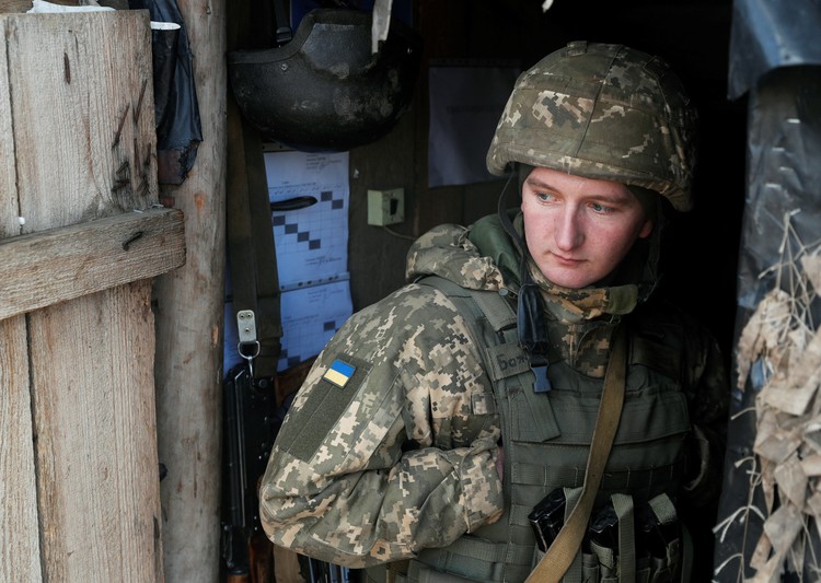 Στρατιώτης των Ενόπλων Δυνάμεων της Ουκρανίας σε θέσεις κοντά στο Ντόνετσκ.