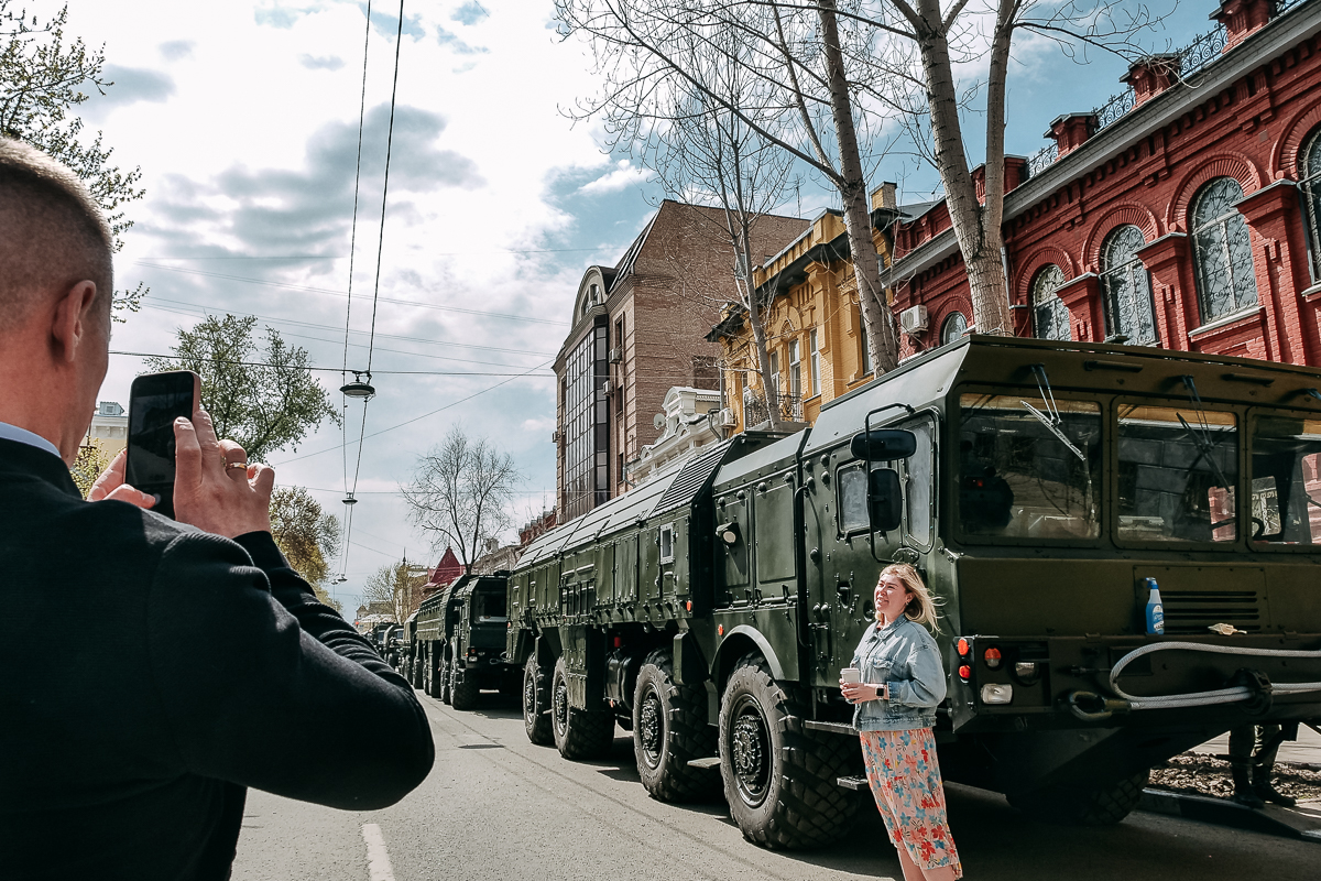 Горожане активно фотографируются на фоне военной техники