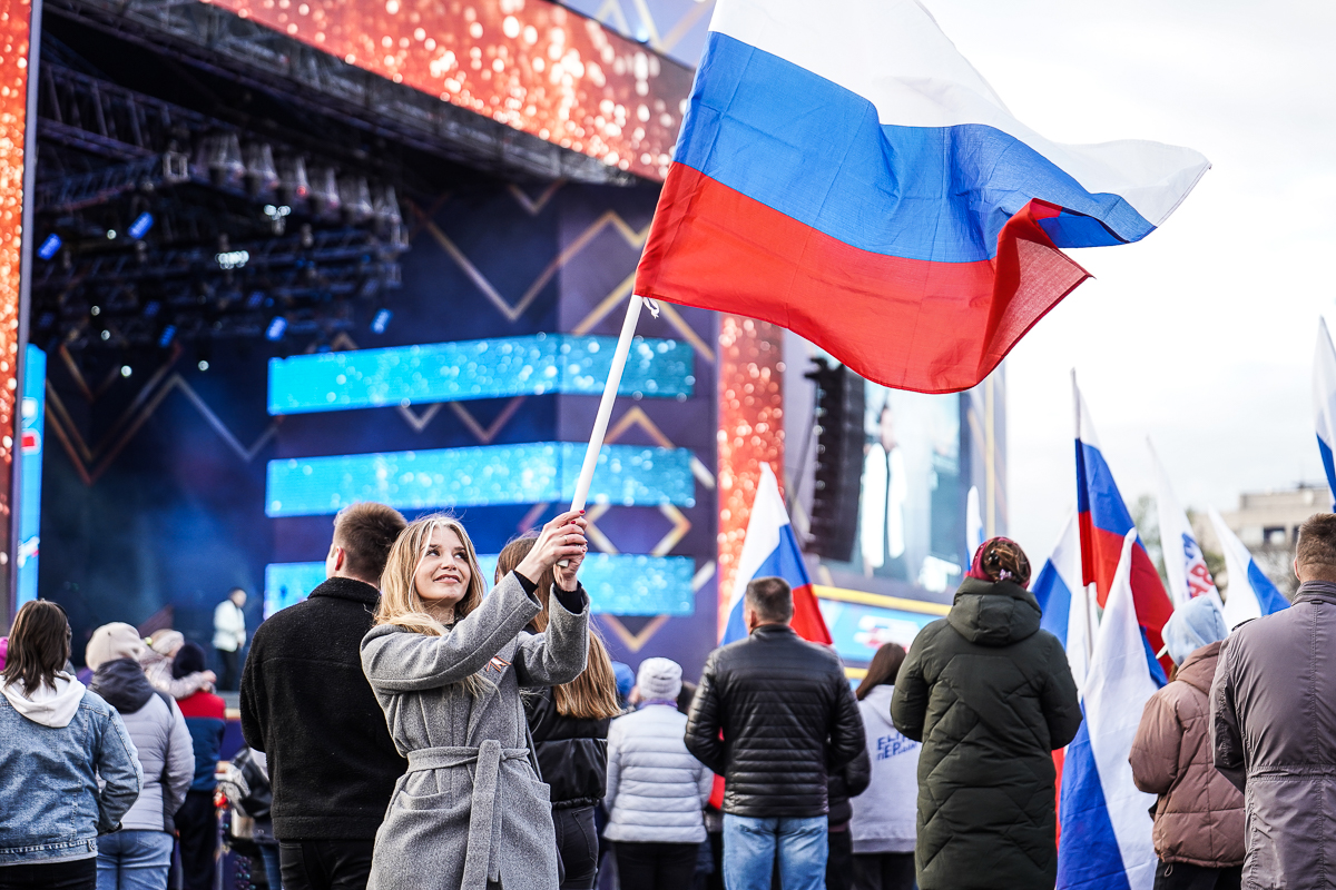 Горожане захватили на площадь флаги