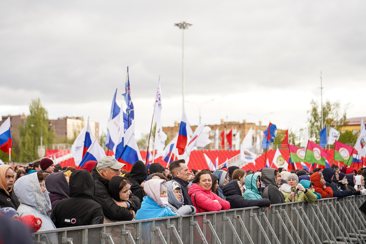 Зрители жались поближе к сцене