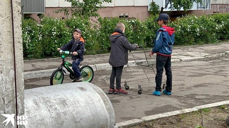 Несмотря ни на что, жизнь продолжается, по городу носятся мальчишки на велосипедах.