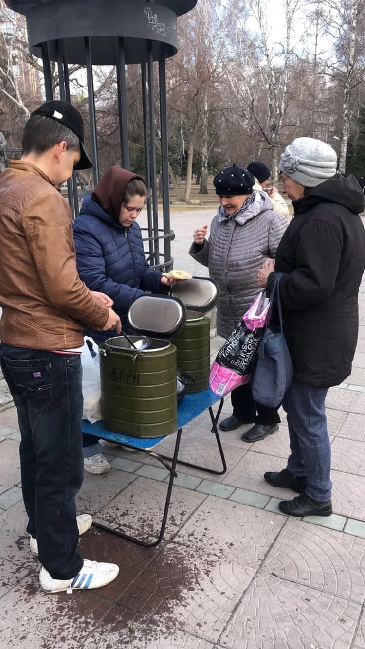 Раз в неделю поесть - и то хорошо»: Девушка месяц жила на вокзале, прежде  чем попасть в приют и найти любовь - KP.RU