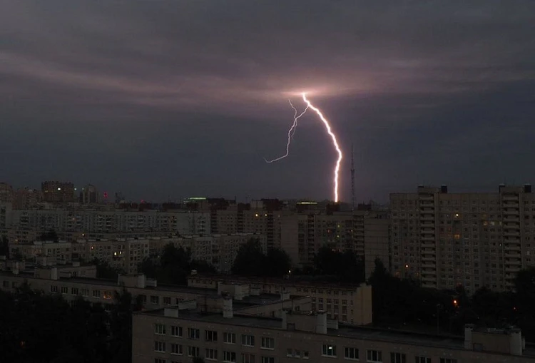 Над Москвой гремит гром и сверкает молния